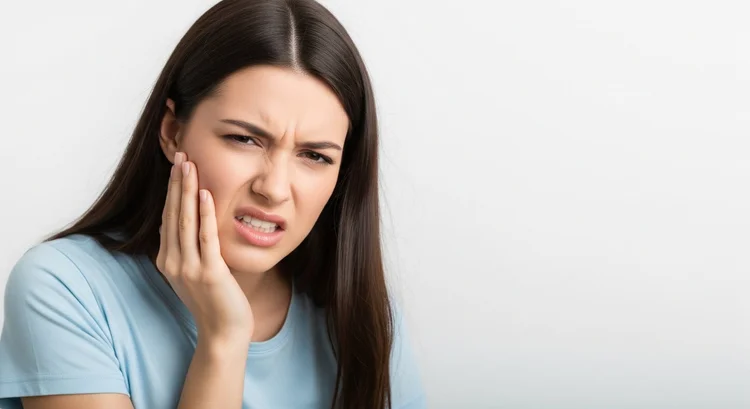 Femme souffrant de maux de dents, douleurs aux mâchoires, peur du dentiste, douleur dentaire