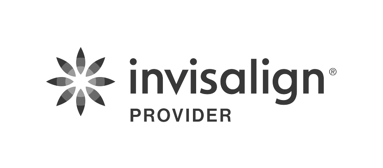 Logo von Invisalign Provider mit einem blumenartigen Symbol und den Worten „Invisalign Provider”.